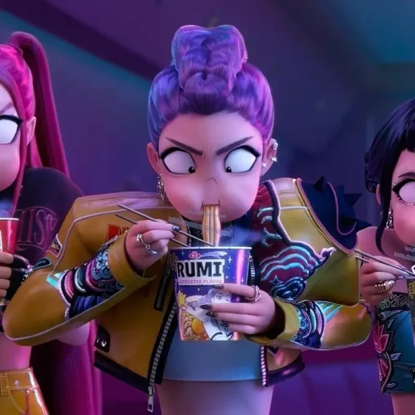 Illustration d’un groupe féminin de K-Pop sur scène avec un démon menaçant en arrière-plan, symbole du film d’animation KPop Demon Hunters qui mêle musique et fantastique