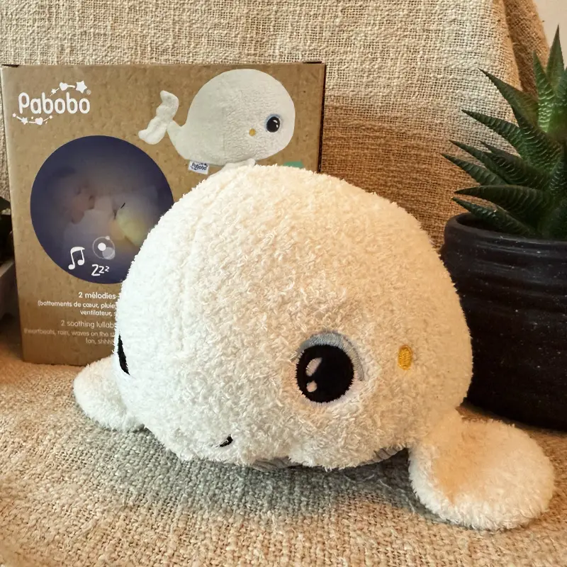Lire la suite à propos de l’article Béluga Pabobo : la peluche veilleuse bouclette qui apaise les nuits de bébé et illumine Noël 2025