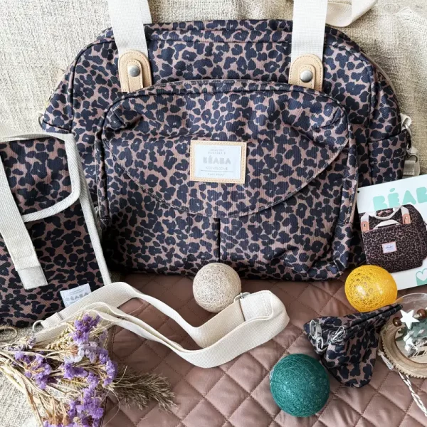 Sac à langer à motif léopard élégant.